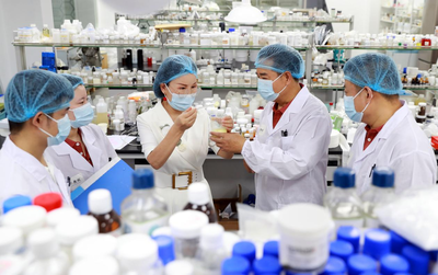 科技賦能東方智慧，熊教授靈芝首烏養(yǎng)發(fā)烏發(fā)精華系列閃耀羊城